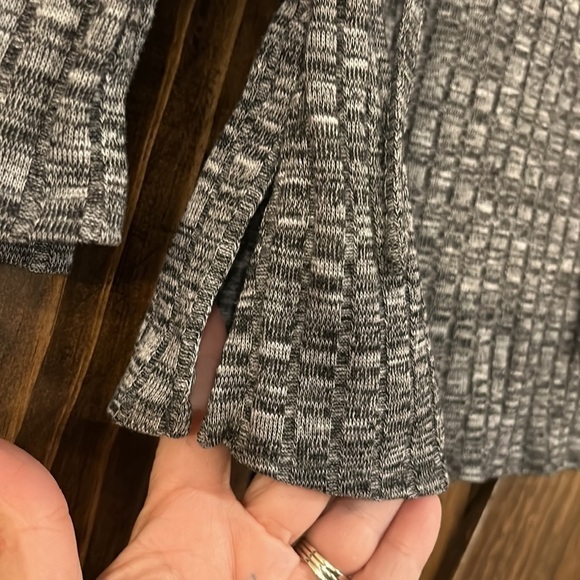 Chenault Women’s Medium sweater - Picture 6 of 11